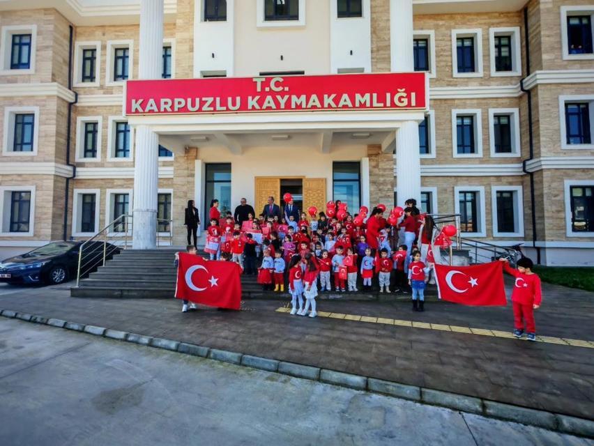 Karpuzlu'da miniklerden bayrağa saygı