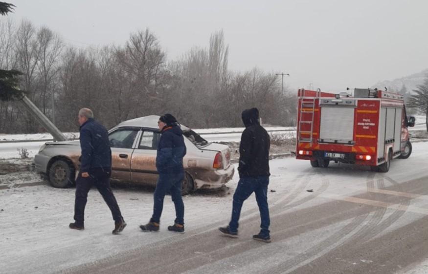 Kontrolden çıkan otomobil karşı şeride geçti: 3 yaralı