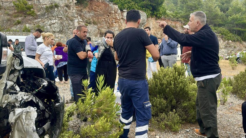 BODRUM'DA CAN PAZARI: MİNİBÜSLE OTOMOBİL ÇARPIŞTI, 15 KİŞİ YARALANDI