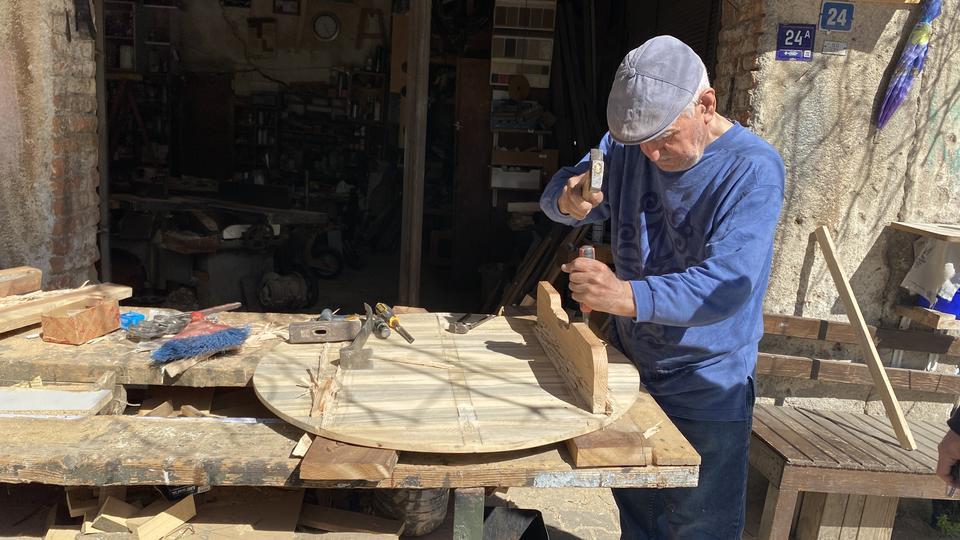O MESLEK AİLE MİRASI OLDU, 76 YILLIK TEZGAH HİÇ DURMADI MARANGOZ USTASI ŞENTÜRK: "ÇALIŞMADIĞIM ZAMAN KENDİMİ BOŞLUKTA HİSSEDİYORUM"