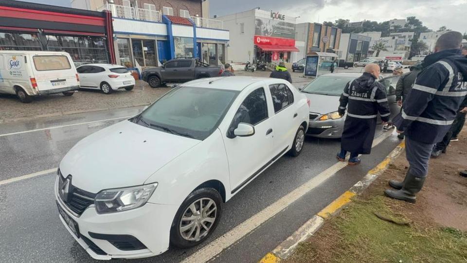 El freni çekilmeyen otomobil, başka araca çarptı