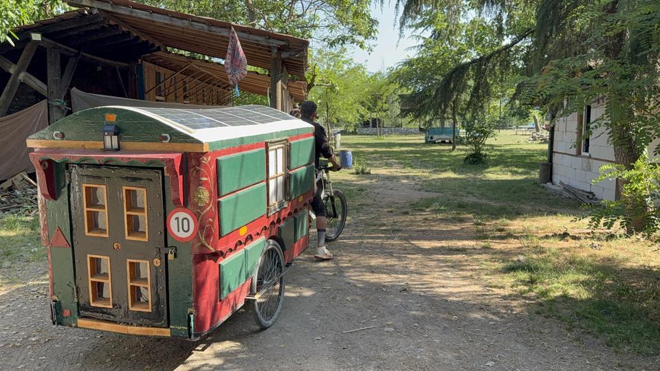 KENDİ YAPTIĞI KARAVAN İLE DÜNYA TURUNA ÇIKTI