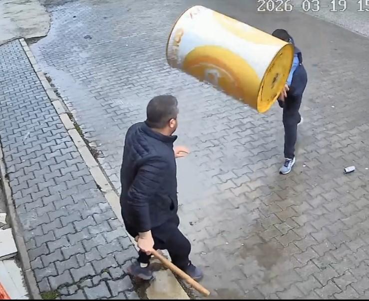 Kavgada eline geçirdiği varil, parke taşı ve masayı karşı tarafın üzerine attı