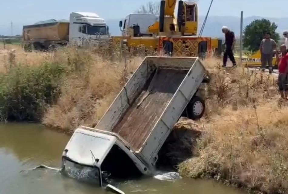 Kamyonla çarpışan kamyonet dereye uçtu: 3 yaralı
