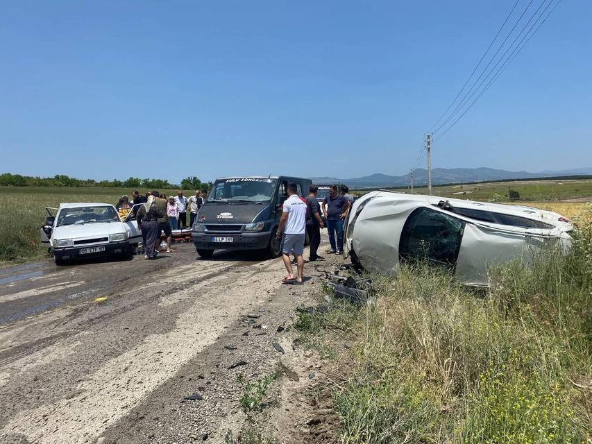 Uşak'ta iki araç çarpıştı: 5 kişi yaralandı