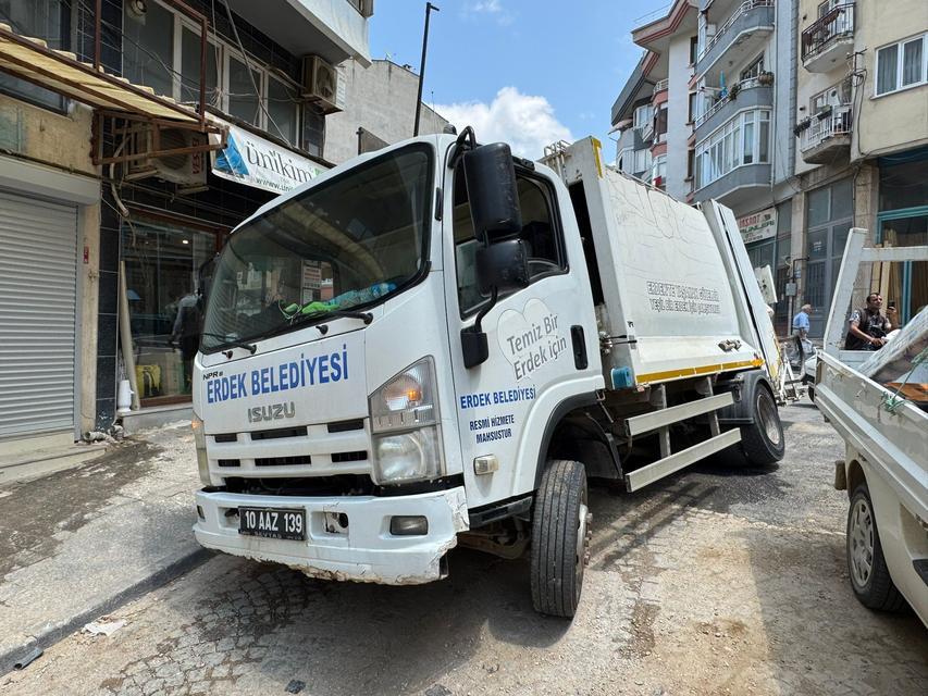 Yeni yapılan yol çöktü