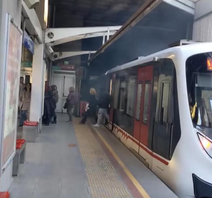 İzmir'de metro vagonu raydan çıktı