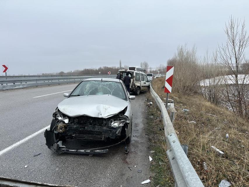 Kaza yapan araçlarının yanında bekleyen vatandaşlara otomobil çarptı: 5 yaralı
