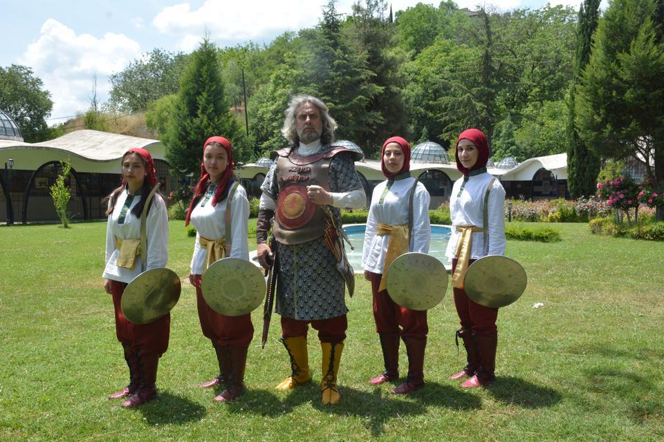 DÜNYADA VE TÜRKİYE'DE BİR İLK BU KIZLARI GÖRENLER GÖZLERİNE İNANAMIYOR BURSA GELENEKSEL OKÇULUK SPOR KULÜBÜ BAŞKANI AKIN AHU: "TÜRKİYE'DE VE DÜNYADA BİR İLK OLAN TAMAMI KIZLARIMIZDAN OLUŞAN BİR KILIÇ KALKAN EKİBİMİZ VAR" EKİP ÜYESİ ESLEM NUR KARAASLAN: "ERKEKLERİN OYNADIĞI BİR OYUNU KADIN EKİP OLARAK OYNAMAK BİZE ÇOK MUTLULUK VERİYOR"