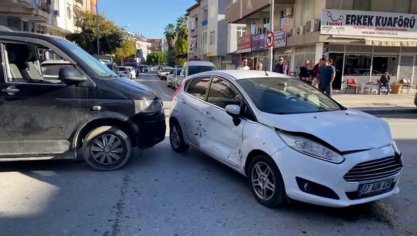 Otomobille hafif ticari aracın çarpışması kamerada