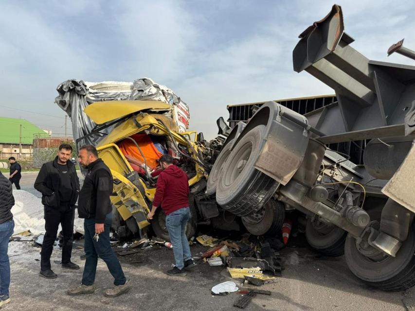 Karayolunda korkunç kaza: İki tır çarpıştı