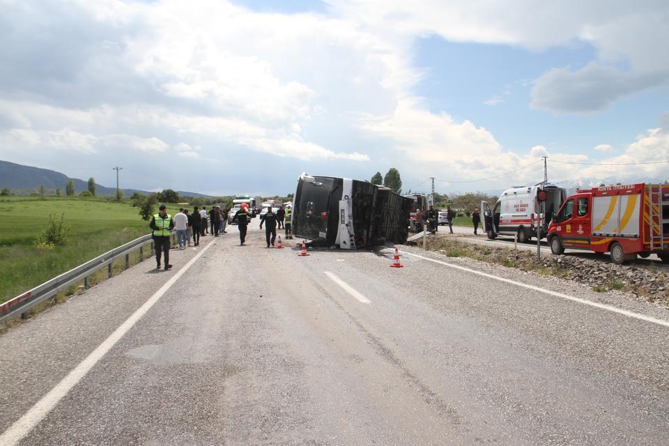 Yolcu otobüsü devrildi: 13 yaralı
