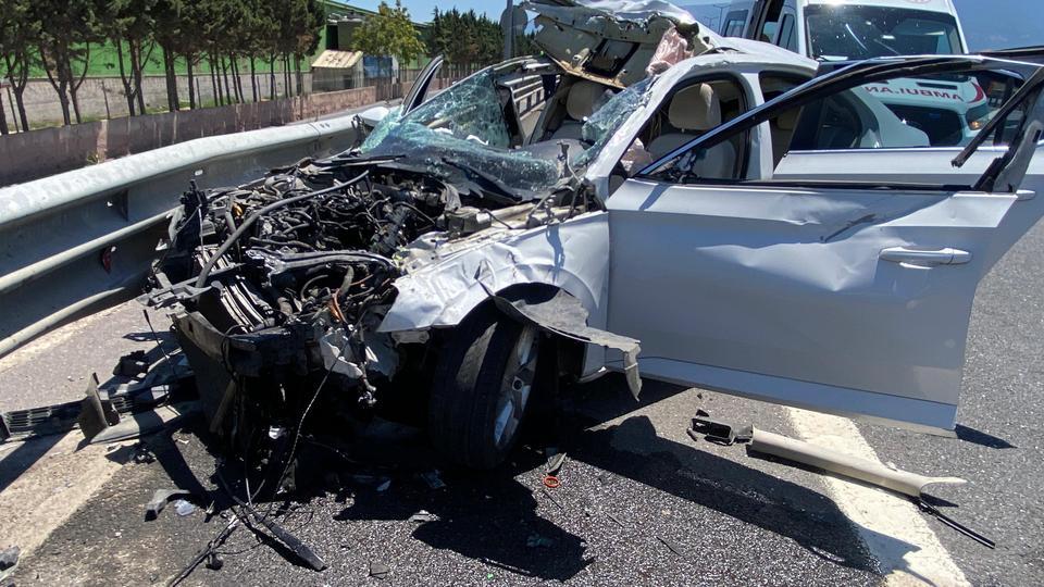 TEM'DE BARİYERE ÇARPAN OTOMOBİLİN TAVANI KOPTU: 4 YARALI