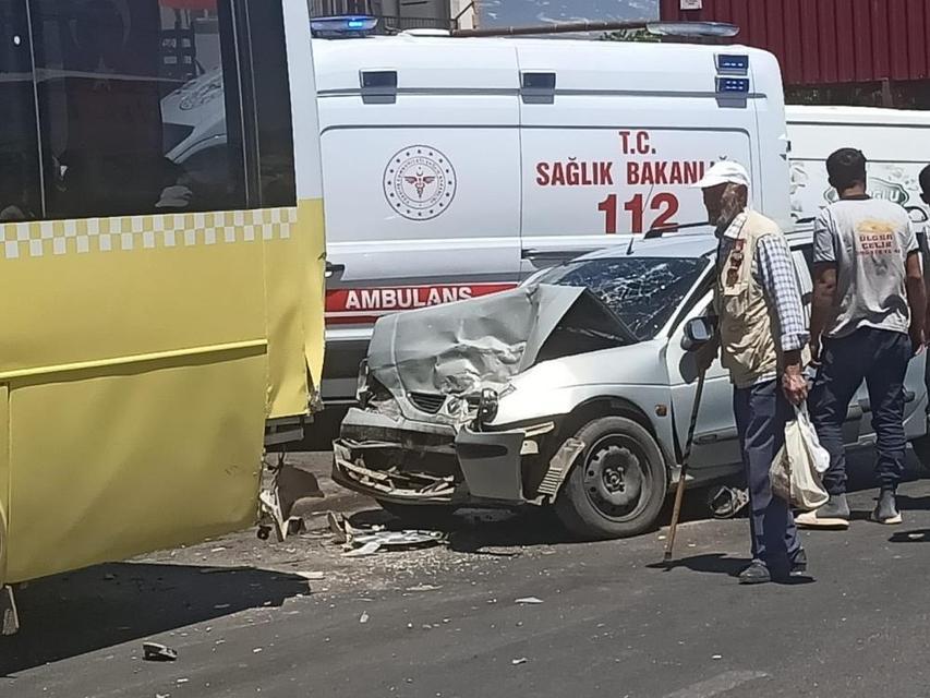 Otomobil otobüse çarptı: 2 yaralı