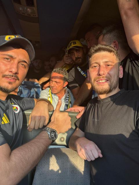 Ali Koç, taraftarlarla birlikte stada gitti