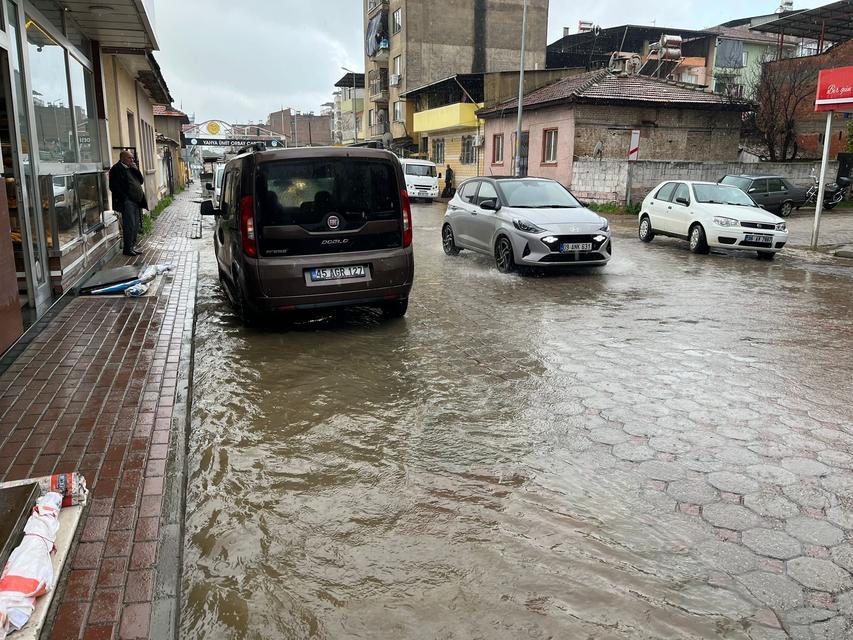 İNCİRLİOVA'DA SAĞANAK YAĞIŞ HAYATI OLUMSUZ ETKİLEDİ