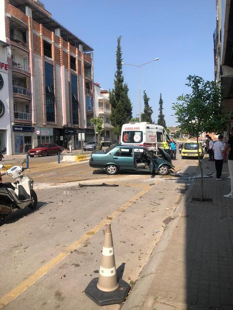 TOFAŞ OTOMOBİL AĞACA ÇARPTI: 1'İ ÇOCUK 3 YARALI AĞACA ÇARPAN ARAÇ HURDAYA DÖNDÜ