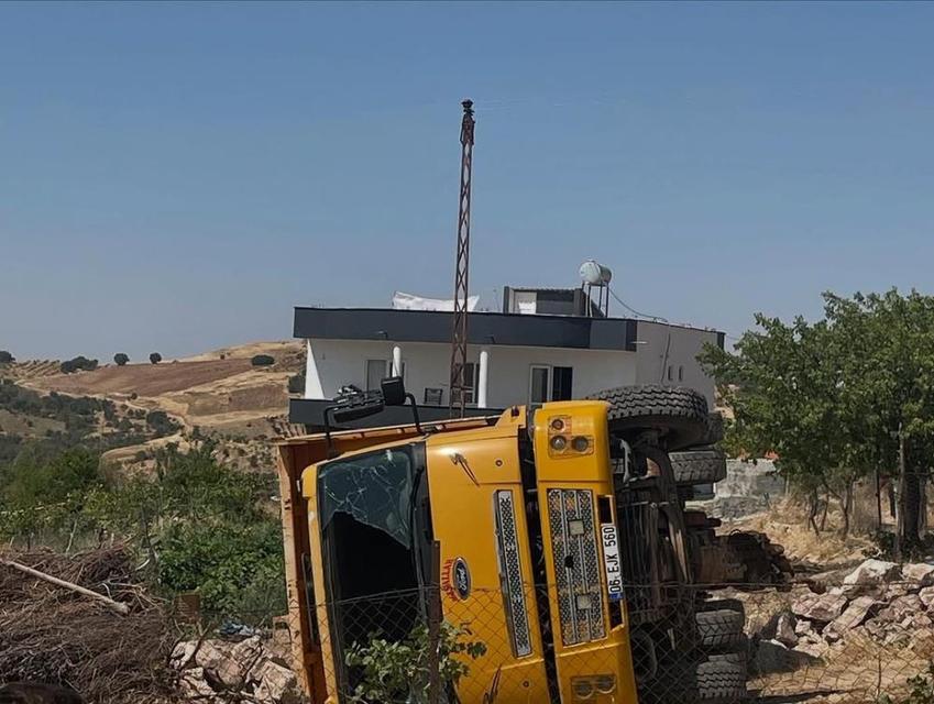 Hafriyat kamyonu devrildi: 3 yaralı