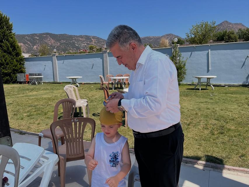 BAŞKAN EROL YÜZME KURSUNA KATILAN ÇOCUKLARIN İLK GÜN HEYECANINA ORTAK OLDU