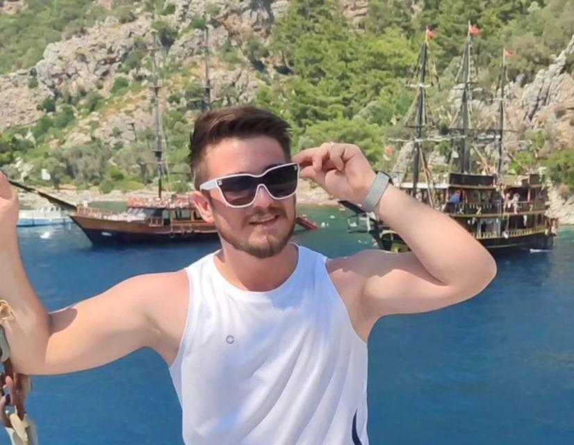 KAYGANLAŞAN YOLDA KAZA YAPAN GENÇ SÜRÜCÜ HAYATINI KAYBETTİ