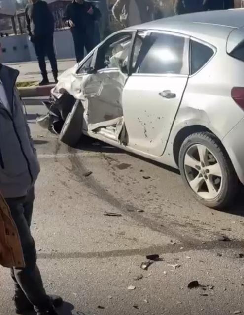 Otomobil ile kamyonet çarpıştı: 2 yaralı