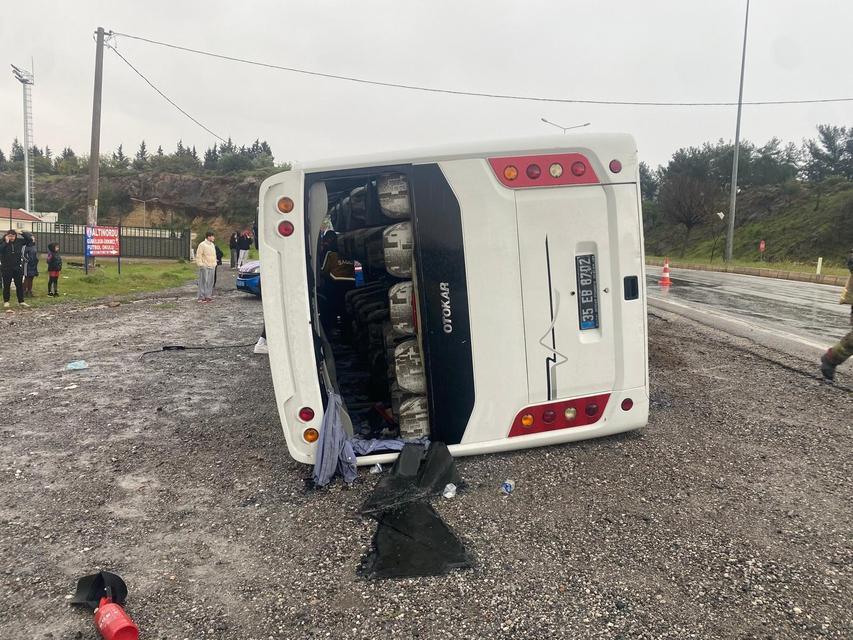 İZMİR'DE SPORCULARI TAŞIYAN OTOBÜS DEVRİLDİ: 4 YARALI