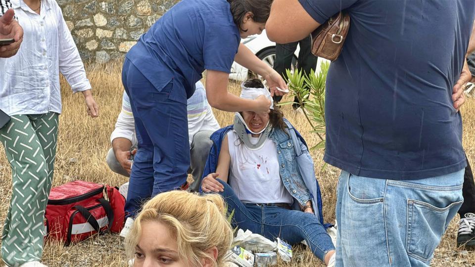 BODRUM'DA CAN PAZARI: MİNİBÜSLE OTOMOBİL ÇARPIŞTI, 15 KİŞİ YARALANDI