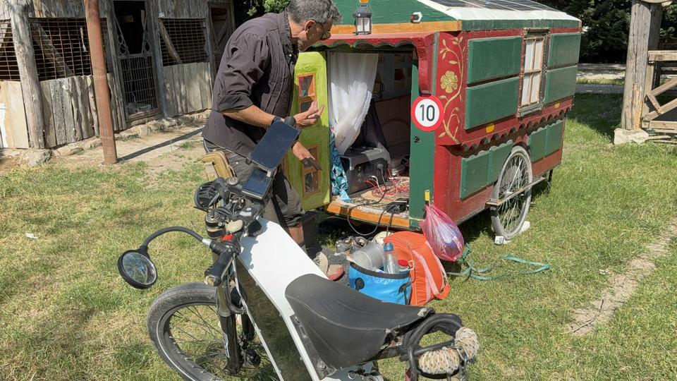 KENDİ YAPTIĞI KARAVAN İLE DÜNYA TURUNA ÇIKTI