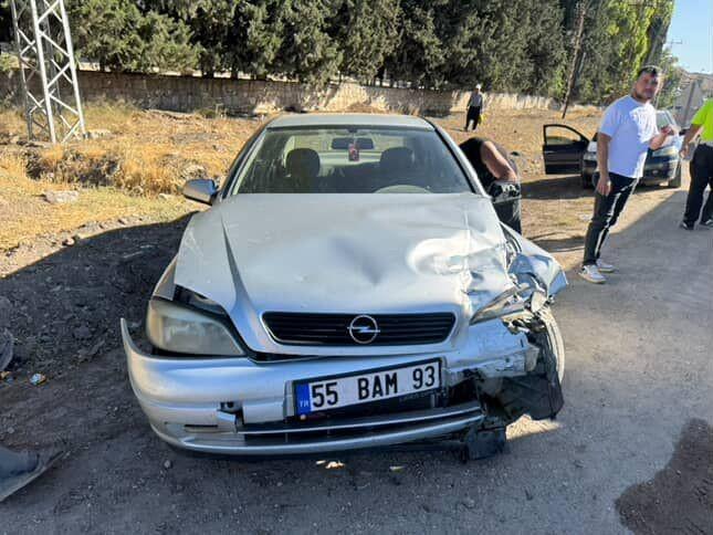 Otomobille minibüs çarpıştı, iki kişi yaralandı