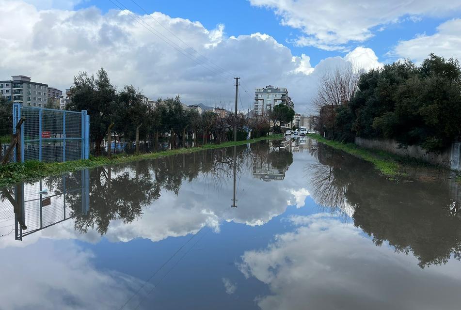 İncirliova'da sağanak yağış hayatı olumsuz etkiledi
