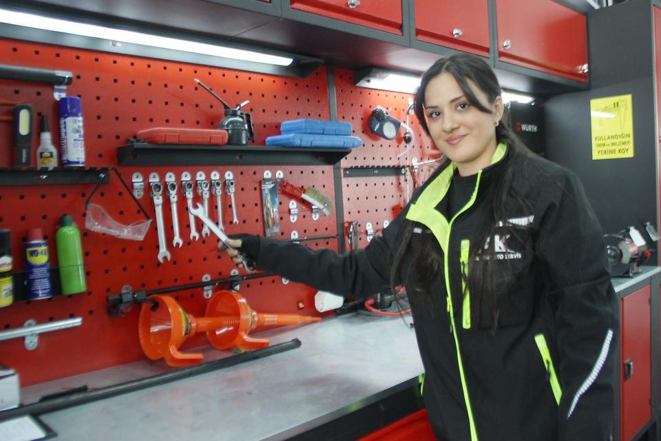 SANAYİNİN 'MERYEM USTA'SI HAYALİNE KAVUŞTU, ARTIK İŞİNİN PATRONU 'ERKEK İŞİ' DİYENLERE 3 DİPLOMA VE KENDİ İŞ YERİYLE YANIT VERDİ