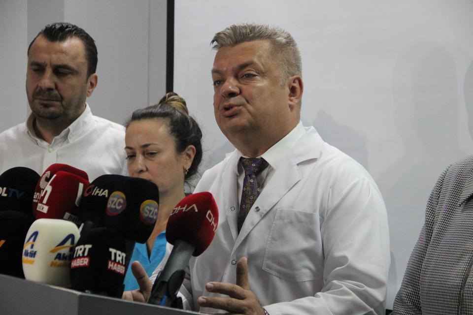 BAŞKAN ZEYREK'İN DURUMU CİDDİYETİNİ KORUYOR YOĞUN BAKIMDA 34 SAATİ GERİDE BIRAKAN MANİSA BÜYÜKŞEHİR BELEDİYE BAŞKANI FERDİ ZEYREK İÇİN TÜRKİYE'NİN ALANINDA UZMAN HEKİMLERİ SEFERBER OLDU FERDİ ZEYREK'İN AİLESİNE DESTEK VERMEK İÇİN ANKARA BÜYÜKŞEHİR BELEDİYE BAŞKANI MANSUR YAVAŞ DA MANİSA'YA GELEREK AİLEYLE GÖRÜŞTÜ