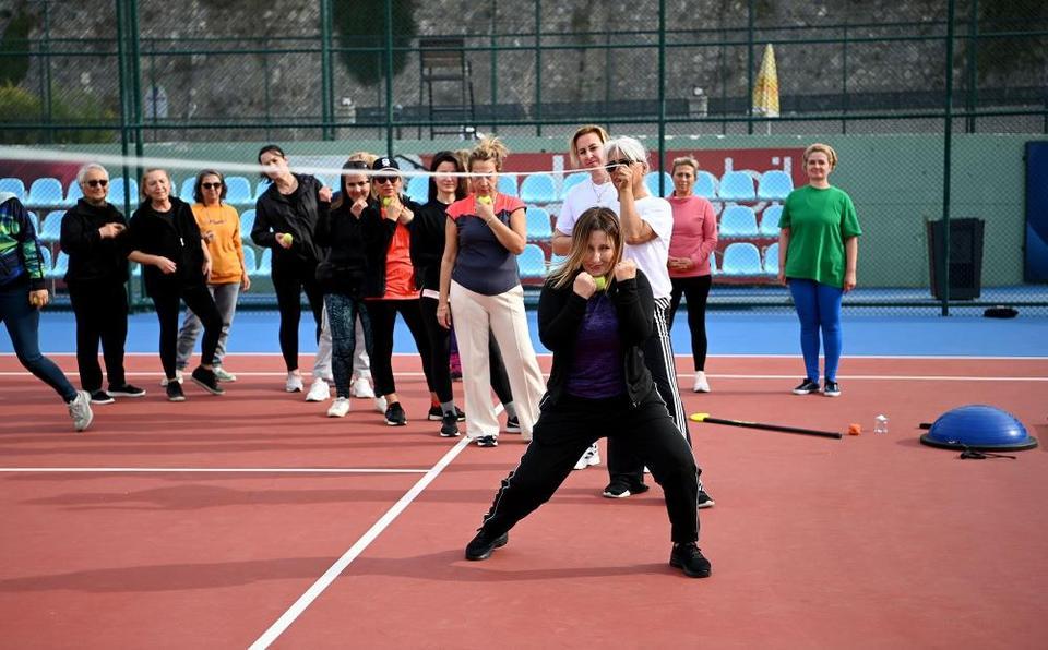 Kuşadası'nda kadınlara ‘Yakın Savunma Teknikleri' eğitimi verildi