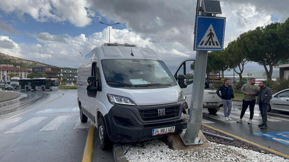Minibüs direğe çarptı, sürücü yaralandı