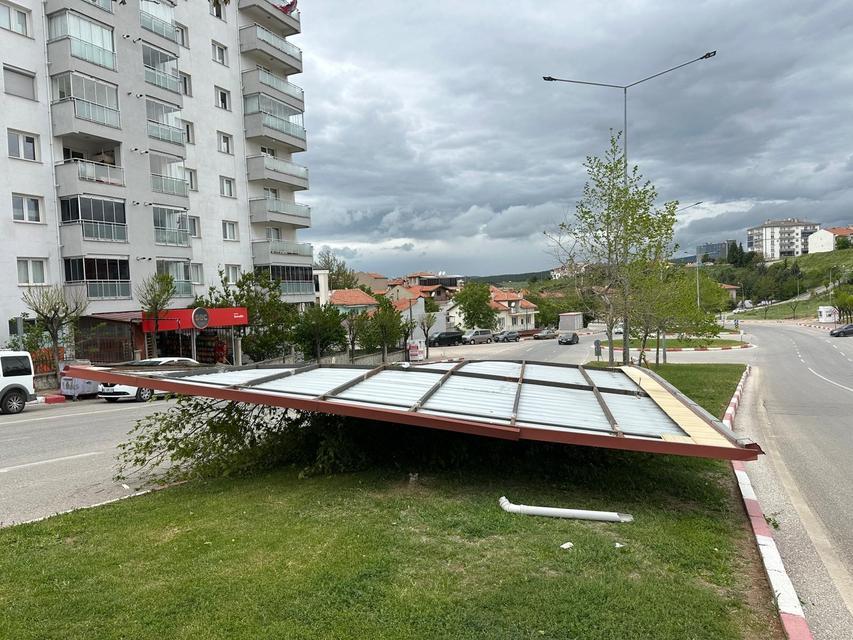 UŞAK'TA KUVVETLİ FIRTINA HAYATI OLUMSUZ ETKİLEDİ
