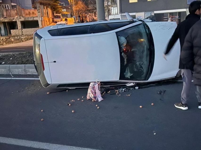 Karayolunda 2 araç takla attı; 5 yaralı