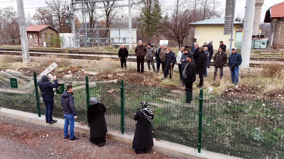 KEMAL SUNAL'IN PROPAGANDA FİLMİ GERÇEK OLDU: TEL ÖRGÜYLE İKİYE BÖLÜNEN MAHALLEDE VATANDAŞLAR İHTİYAÇLARINI GİDERMEK İÇİN 5 KİLOMETRE YÜRÜYOR