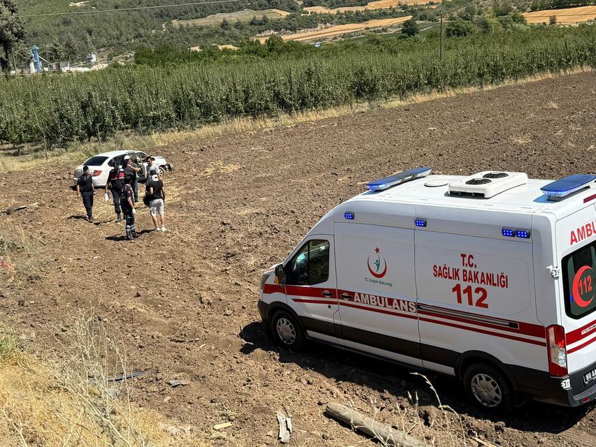 Direksiyon hakimiyetini kaybeden sürücü tarlaya uçtu