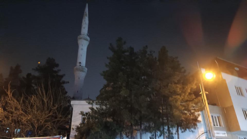 Cami minaresine yıldırım düştü