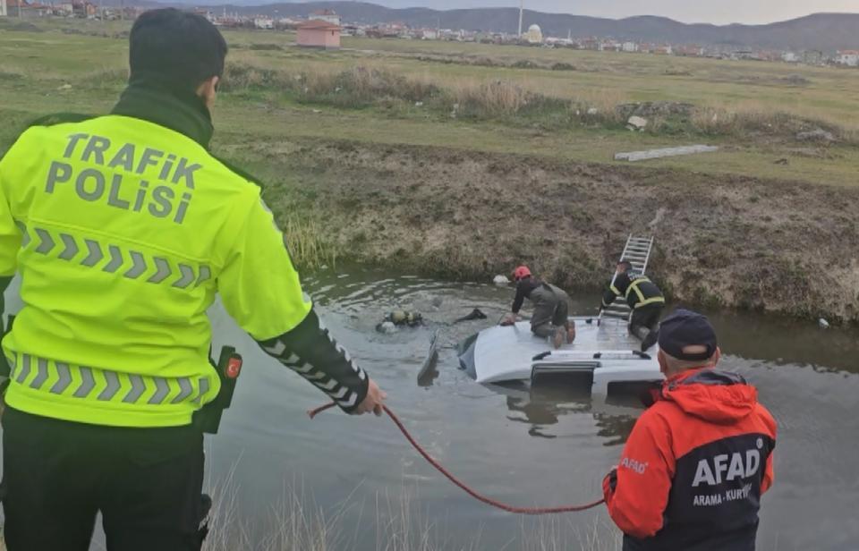Su dolu kanala gömülmüş araç ekipleri alarma geçirdi
