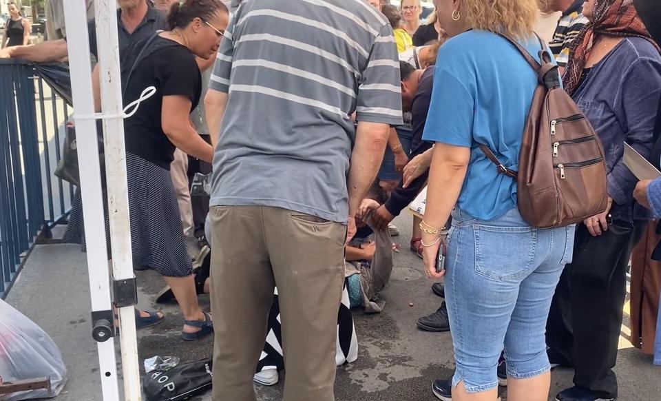 FERDİ ZEYREK'İN TAZİYESİNDE YAŞLI KADIN FENALAŞTI