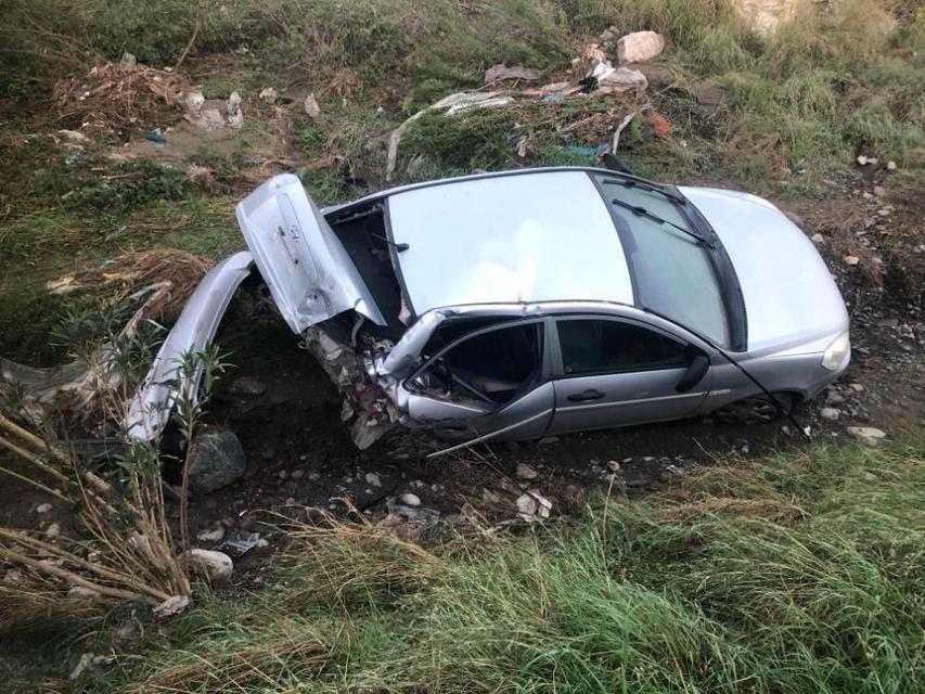 Köprüden uçan otomobilin sürücüsü yaralandı