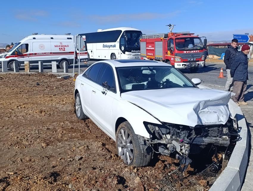 İki otomobil çarpıştı: 2 yaralı