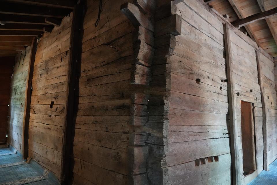 7 ASIRDIR AYAKTA: TEK BİR ÇİVİSİ BİLE YOK BU CAMİDE USTALIK DETAYLARDA GİZLİ "GECELERİ BURADA IŞIKLARIN YANDIĞINI GÖRENLER VAR. İÇERİDE BİR ŞEYLERİN OLDUĞUNU BİZ DE HİSSEDİYORUZ"