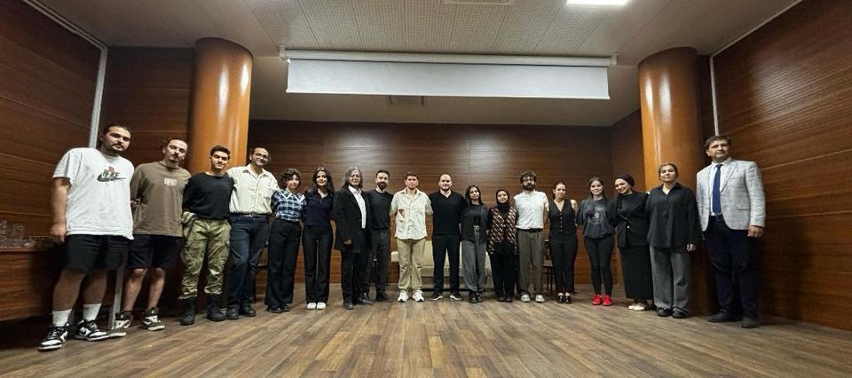 ÜNİVERSİTE ÖĞRENCİLERİNDEN TİYATRO GÖSTERİSİ