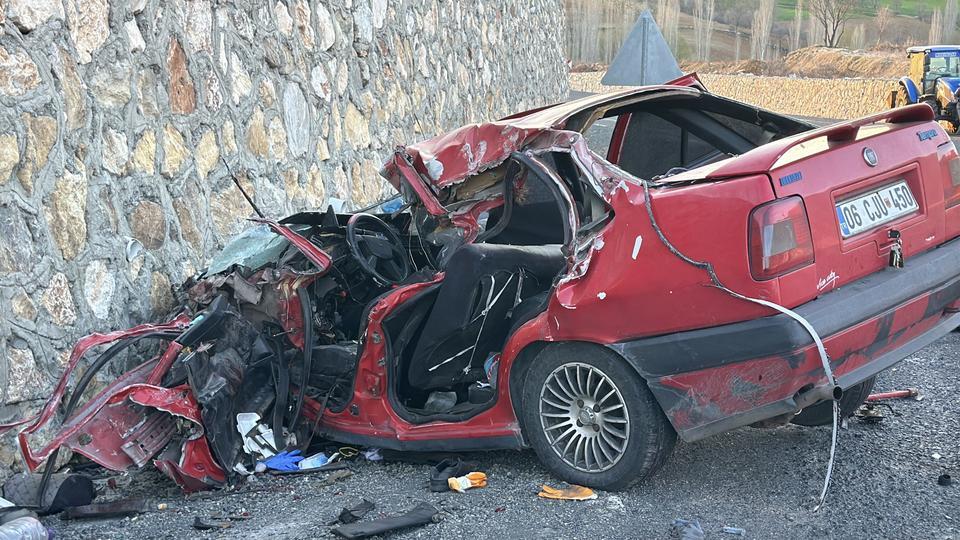 UŞAK'TA OTOMOBİL İLE KAMYONET ÇARPIŞTI: 2 ÖLÜ, 1 YARALI