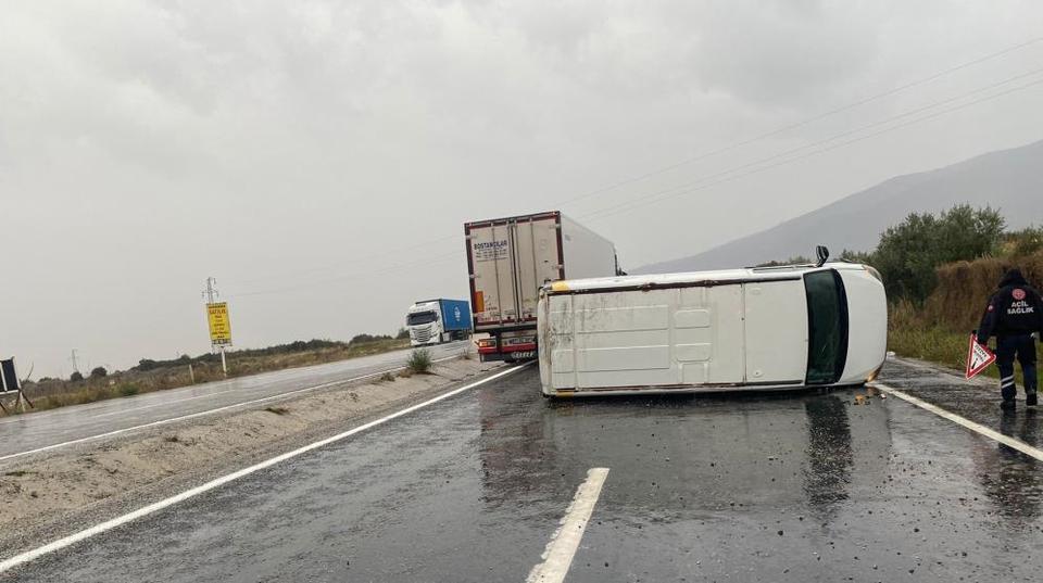 Kontrolden çıkan minibüs devrildi; 1 yaralı