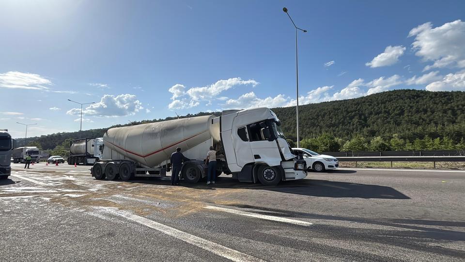 TEM OTOYOLU'NDA 2 TIR ÇARPIŞTI: 1 YARALI TIRIN KUPASI KAĞIT GİBİ EZİLDİ