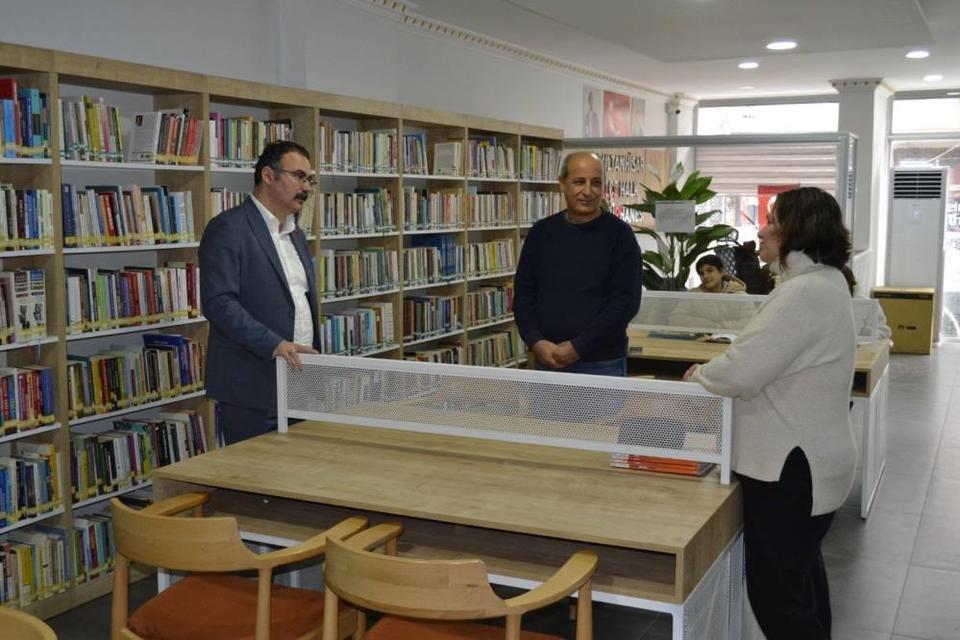 Kaymakam Ateş, kütüphanelerde çalışmaları yerinde inceledi