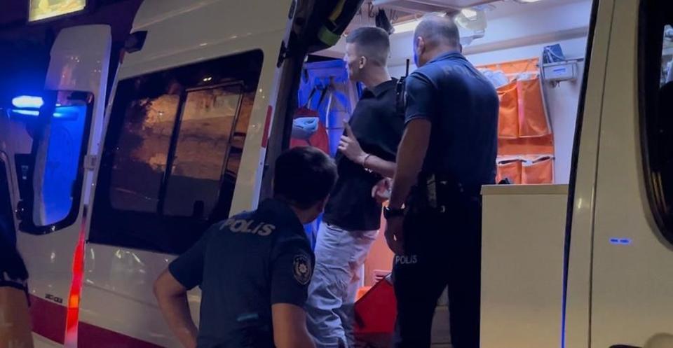 POLİSE BIÇAKLA SALDIRDI, SİLAHLA BÖYLE VURULDU OLAY ANINA AİT YENİ GÖRÜNTÜLER ORTAYA ÇIKTI: POLİSE BIÇAKLA SALDIRDI, VURULARAK ETKİSİZ HALE GETİRİLDİ